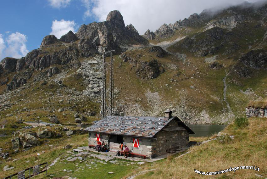 093 Baita Cernello - sullo sfondo il Cabianca.JPG